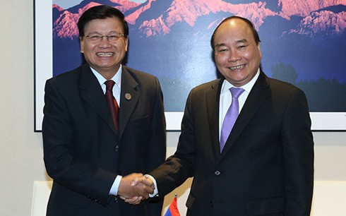 นายกรัฐมนตรีเวียดนาม เหงวียนซวนฟุก พบปะกับนายกรัฐมนตรีลาว      - ảnh 1