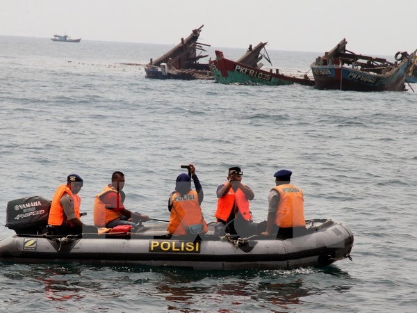อินโดนีเซียทำลายเรือประมงต่างชาติที่จับปลาอย่างผิดกฎหมาย - ảnh 1