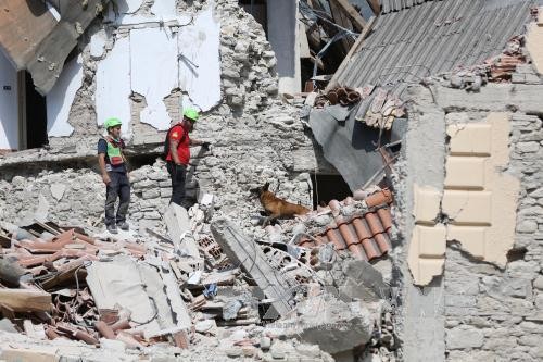 อิตาลีประกาศสถานการณ์ฉุกเฉินในพื้นที่ประสบเหตุแผ่นดินไหว - ảnh 1