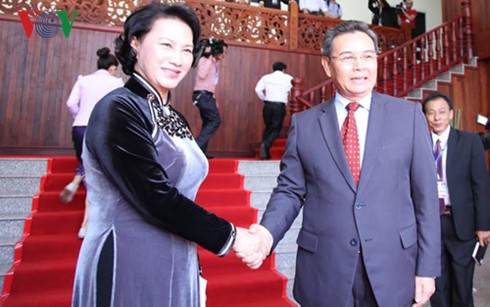 ประธานรัฐสภาเวียดนามพบปะกับนายกรัฐมนตรีลาวและประธานแนวลาวสร้างชาติ  - ảnh 1