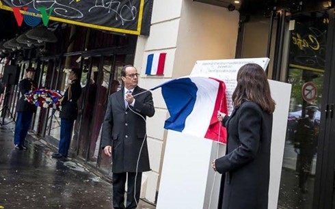 ฝรั่งเศสร่วมรำลึกครบรอบ 1 ปีโศกนาฏกรรมก่อการร้ายกรุงปารีส - ảnh 1