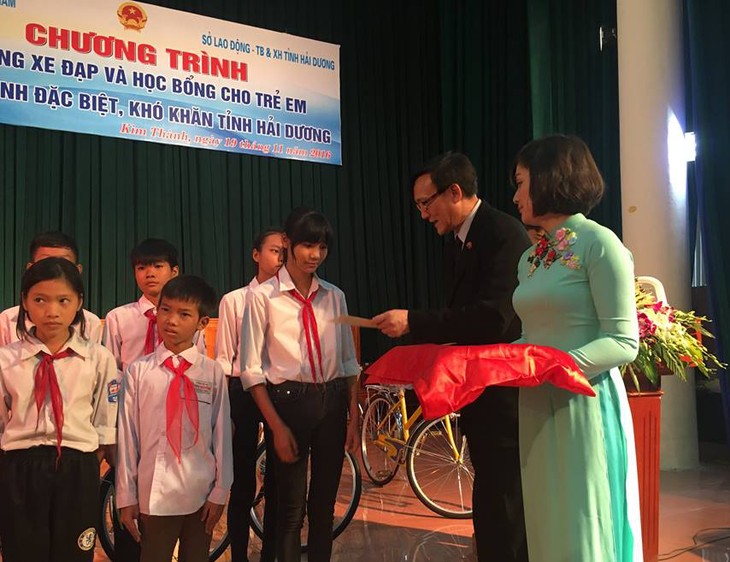 สถานเอกอัครราชทูตไทยประจำเวียดนามมอบจักรยานให้แก่เด็กด้อยโอกาสในจังหวัดหายเซือง - ảnh 2
