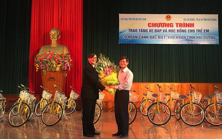 สถานเอกอัครราชทูตไทยประจำเวียดนามมอบจักรยานให้แก่เด็กด้อยโอกาสในจังหวัดหายเซือง - ảnh 4