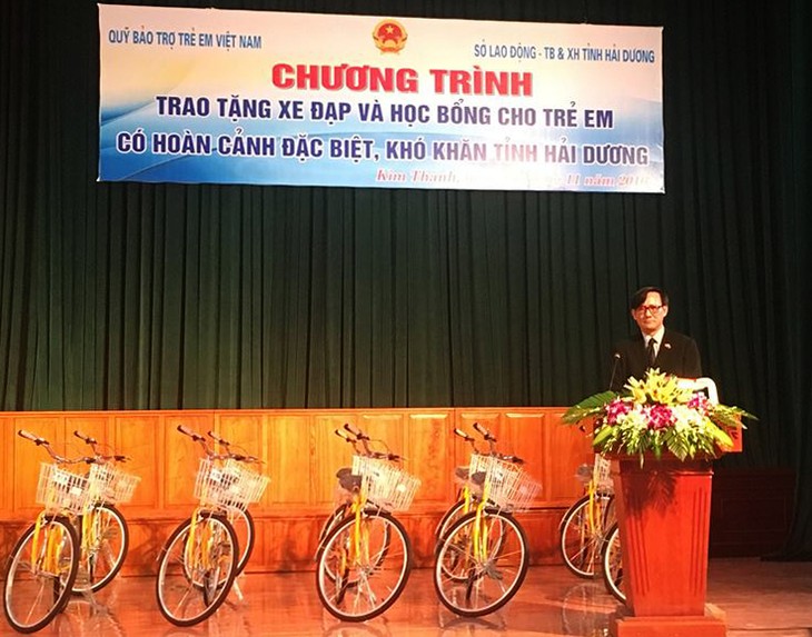 สถานเอกอัครราชทูตไทยประจำเวียดนามมอบจักรยานให้แก่เด็กด้อยโอกาสในจังหวัดหายเซือง - ảnh 1