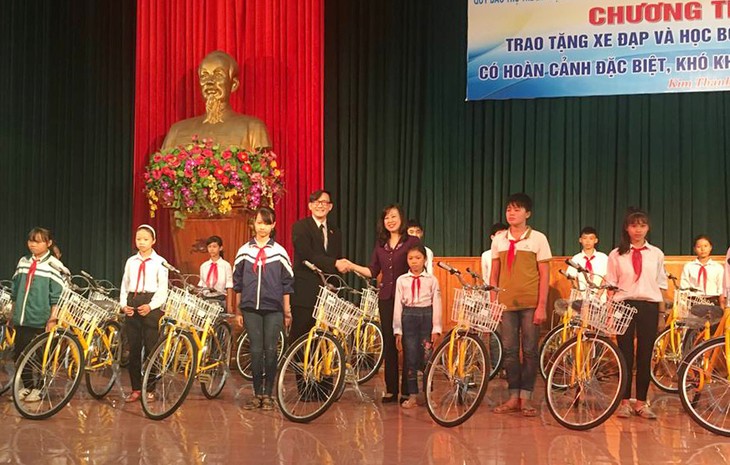 สถานเอกอัครราชทูตไทยประจำเวียดนามมอบจักรยานให้แก่เด็กด้อยโอกาสในจังหวัดหายเซือง - ảnh 3