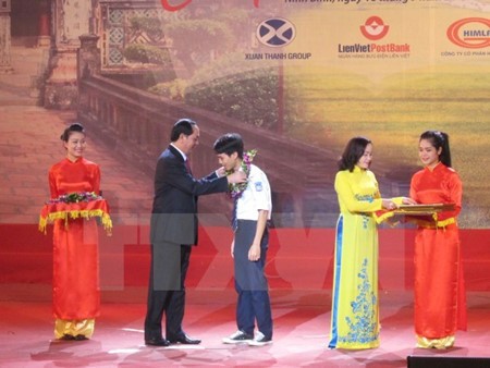 Около 200 школьников, студентов и спортсменов получили гранты имени Динь Бо Линя - ảnh 1