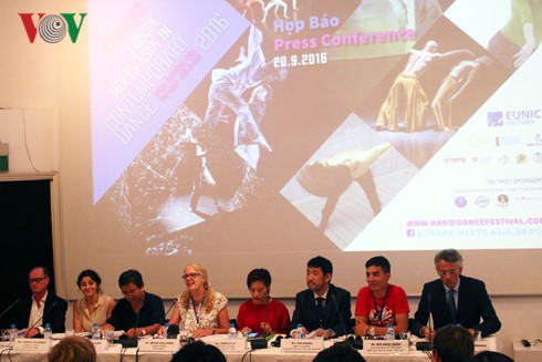 Во Вьетнаме открылся международный танцевальный фестиваль - ảnh 1