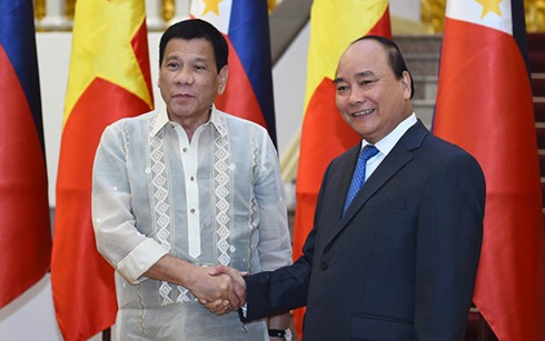 Премьер Вьетнама Нгуен Суан Фук принял президента Филиппин Родриго Дутерте - ảnh 1
