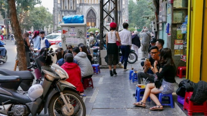 Иностранные туристы дают советы по использованию тротуаров во Вьетнаме  - ảnh 1