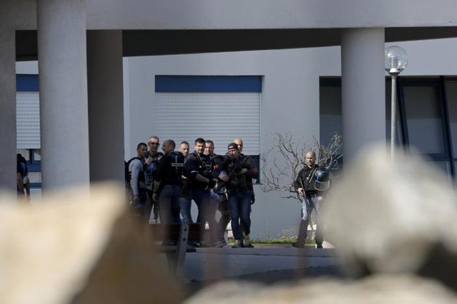 Во Франции объявлено чревычайное положение после  стрельбы в лицее - ảnh 1