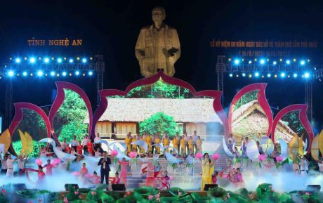Празднование 60-летия со дня возвращения президента Хо Ши Мина в родную провинцию Нгеан - ảnh 1
