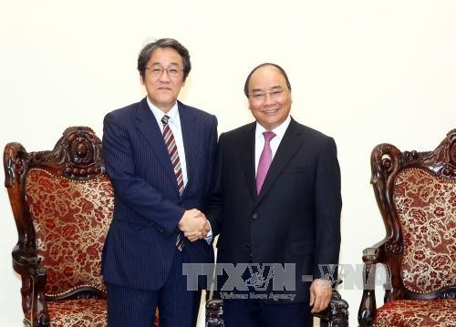 Премьер-министр Нуен Суан Фук принял посла Японии во Вьетнаме - ảnh 1