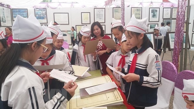 В провинции Хоабинь проходит выставка, посвящённая вьетнамским островам Хоангша и Чыонгша - ảnh 1