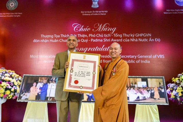 Бонза Тхить Дык Тхиен стал первым вьетнамцем, получившим орден «Падма Шри» от индийского государства - ảnh 1