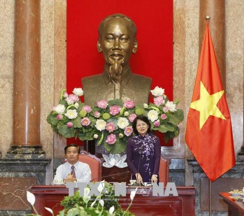 Вице-президент СРВ Данг Тхи Нгок Тхинь приняла авторитетных представителей нацменьшинств - ảnh 1