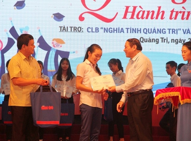 Более 200 стипендий были вручены малоимущим студентам-первокурсникам в дельте реки Меконг - ảnh 1