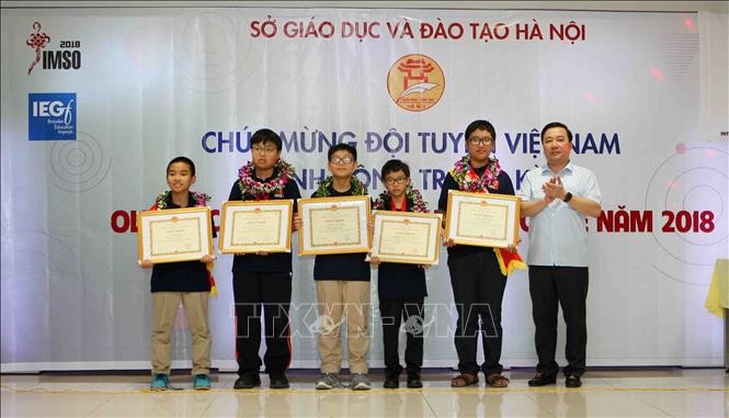 В Ханое прошла церемония вручения похвальных грамот школьникам, добившимся отличных результатов на IMSO 2018 - ảnh 1