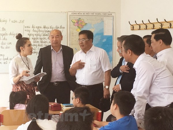 Посольство СРВ в Чехии наградило лучших вьетнамских студентов 2017-2018 учебного года - ảnh 1