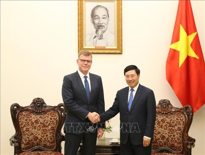 Вице-премьер, министр иностранных дел Вьетнама принял вице-президента АБР - ảnh 1