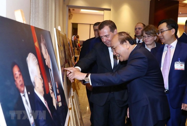 Премьер-министр РФ посетил фотовыставку о традиционных отношениях между Вьетнамом и Россией - ảnh 1