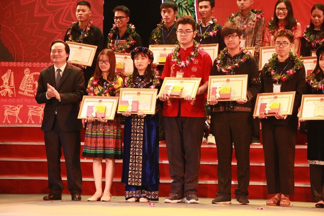 Названы лучшие студенты и школьники – представители нацменьшинств Вьетнама - ảnh 1