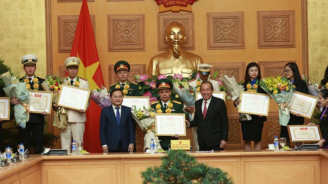 Вице-премьер СРВ Чыонг Хоа Бинь наградил 36 лучших молодых госслужащих 2018 года - ảnh 1