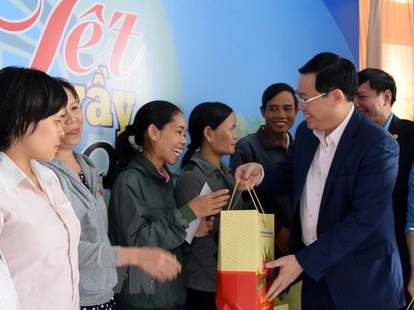 Партия и государство Вьетнама заботятся о рабочих в канун Нового года по лунному календарю - ảnh 1