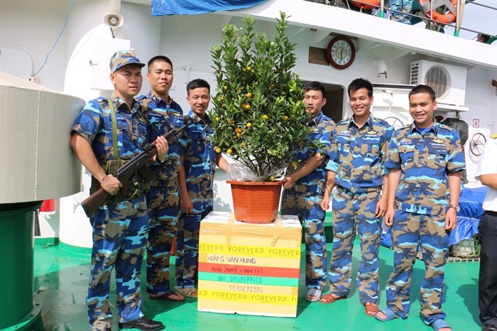 Новогодние подарки согревают сердца жителей и военнослужащих на островах Чыонгша - ảnh 3