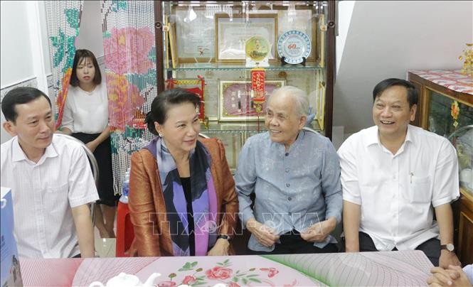 Нгуен Тхи Ким Нган вручила новогодние подарки семьям льготной категории в городе Кантхо - ảnh 1