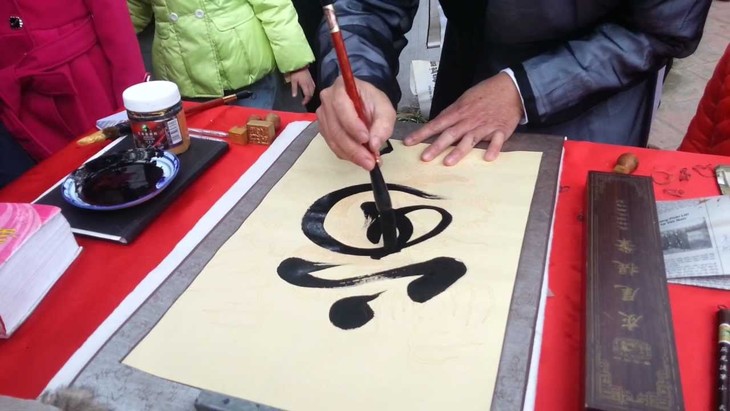 Вьетнамская традиция по написанию каллиграфических иероглифов в дни Тэта  - ảnh 3
