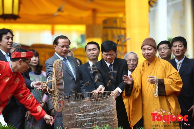 На территории императорской цитадели Тханглонг зажгли благовония в честь открытия весеннего праздника 2019 - ảnh 3