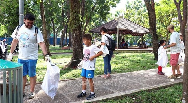 Нгуен Суан Фук призвал к решению проблемы с пластиковыми отходами - ảnh 1