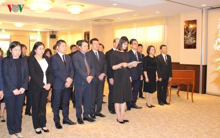В Посольстве Вьетнама в Японии прошла церемония прощания с бывшим президентом Вьетнама Ле Дык Анем - ảnh 1