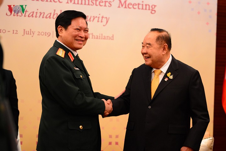 Министр обороны Вьетнама провел двусторонние встречи на полях конференции глав Минобороны АСЕАН в Таиланде - ảnh 1