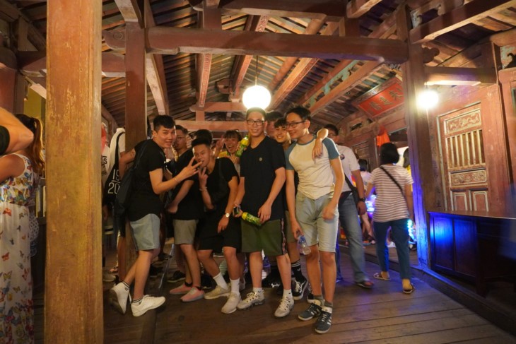 Молодые вьетнамцы-эмигранты посетили город Хойан - ảnh 1