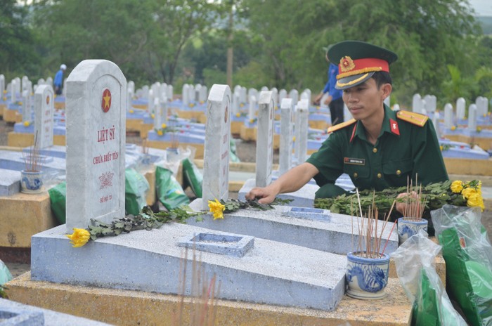 Во Вьетнаме прошли различные мероприятия, приуроченные к Дню  инвалидов войны и павших фронтовиков - ảnh 1