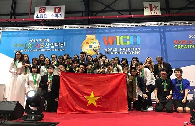 Вьетнамские школьники завоевали золотые медали на Всемирной олимпиаде по творчеству и изобретательству - ảnh 1