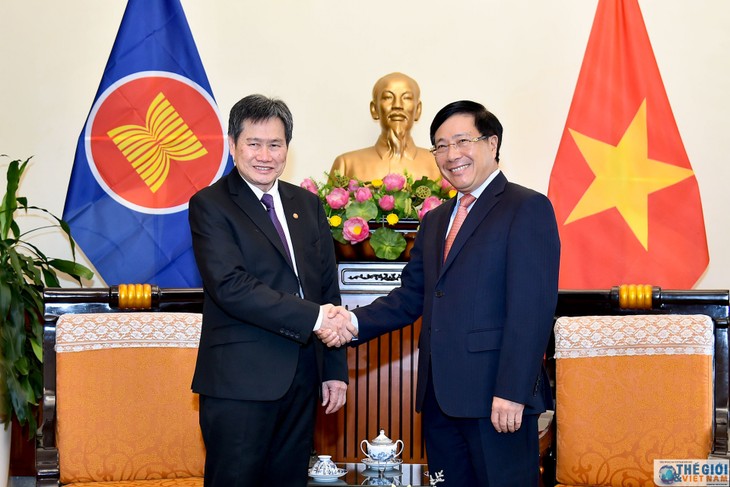 Вице-премьер, министр иностранных дел Вьетнама Фам Бинь Минь принял генсека АСЕАН  - ảnh 1