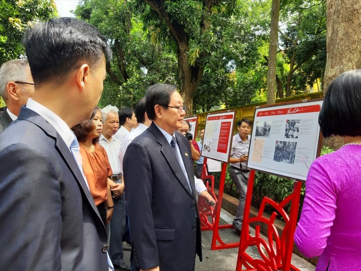 В Ханое открылась выставка «Хо Ши Мин – жизнь и деятельность через призму вьетнамских и международных архивных материалов» - ảnh 1