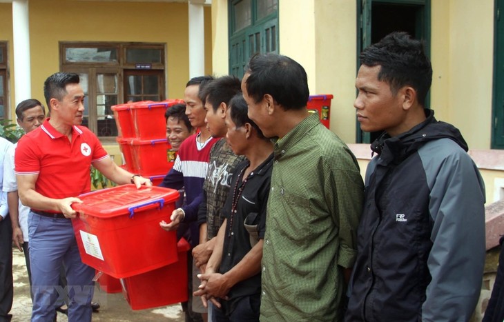 Красный Крест Вьетнама оказал гумпомощь жителям провинции Куангчи, пострадавшим от наводнений - ảnh 1
