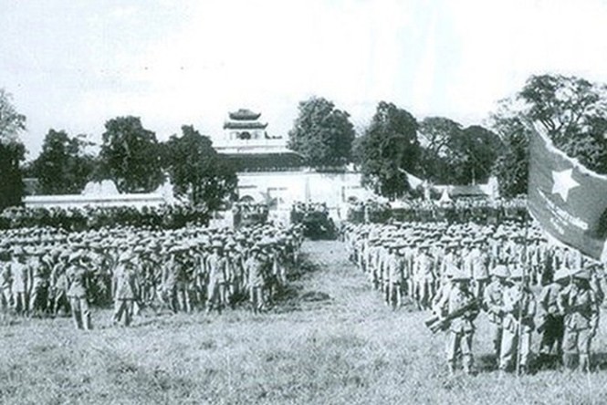 Редкие архивные фотографии, посвященные Дню освобождения Ханоя - ảnh 18