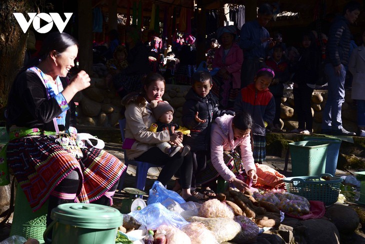 Жизнь в селении представителей народности Монг, проживающих у подножия горы Шонбакмэй - ảnh 11