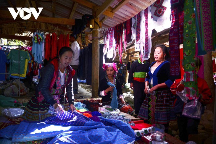 Жизнь в селении представителей народности Монг, проживающих у подножия горы Шонбакмэй - ảnh 12