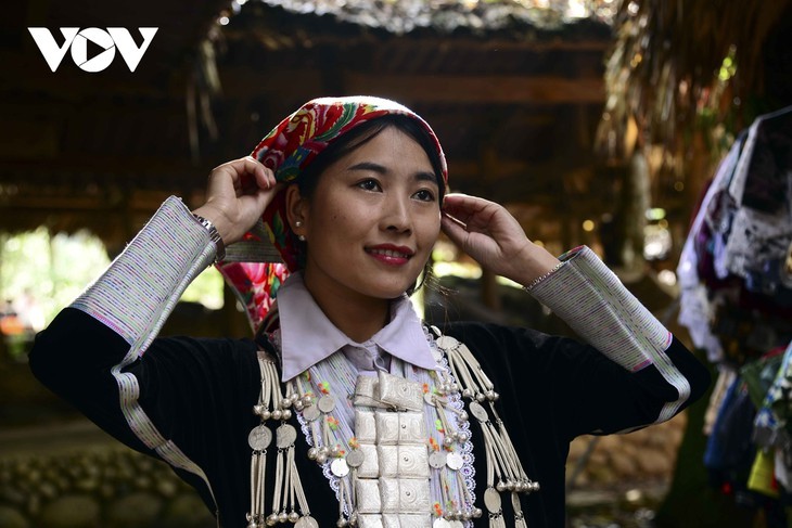 Жизнь в селении представителей народности Монг, проживающих у подножия горы Шонбакмэй - ảnh 14