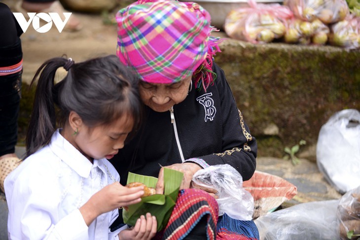 Жизнь в селении представителей народности Монг, проживающих у подножия горы Шонбакмэй - ảnh 15
