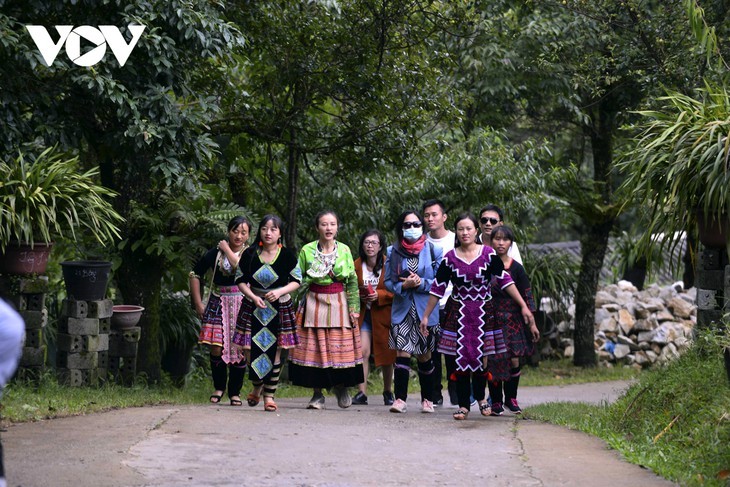 Жизнь в селении представителей народности Монг, проживающих у подножия горы Шонбакмэй - ảnh 5