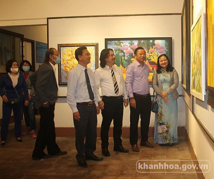 Открылась выставка изобразительных искусств на тему «Кханьхоа встречает новый 2021 год» - ảnh 1