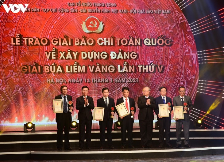 В Ханое состоялась церемония вручения 5-й национальной журналистской премии в области партийного строительства - ảnh 1