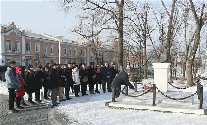 Вьетнамцы во Владивостоке возложили цветы к памятнику Президенту Хо Ши Мину по случаю Тэта 2021  - ảnh 1