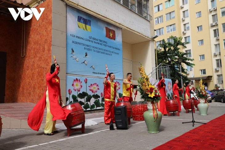 Необходимо уделять приоритет обучению вьетнамских детей  в Одессе вьетнамскому языку  - ảnh 1